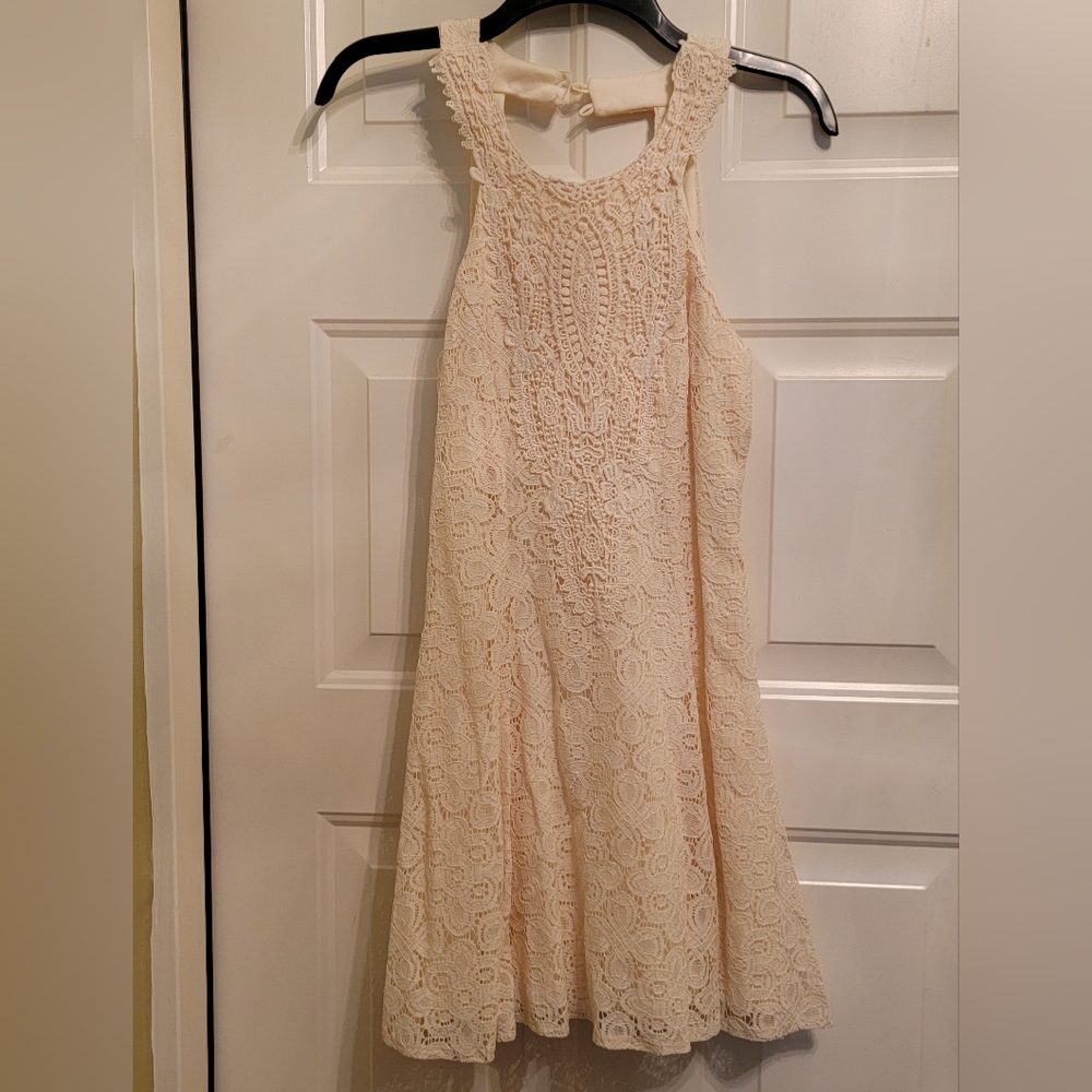 Classy Ivory lace sleeveless halter neck dress w/keyhole back. Sz 3